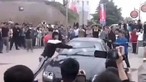 Chino estrella su Maserati para protesta por mal servicio en agencia