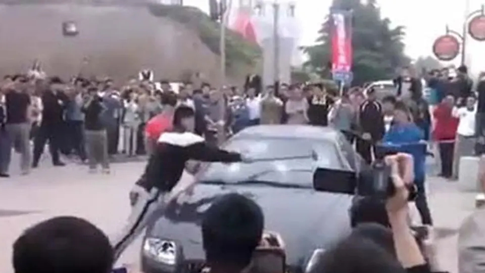 Chino estrella su Maserati para protesta por mal servicio en agencia