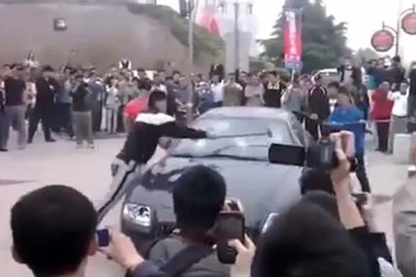Chino estrella su Maserati para protesta por mal servicio en agencia