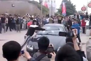 Chino estrella su Maserati para protesta por mal servicio en agencia