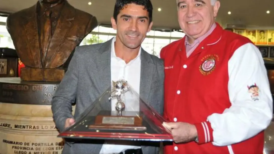 Sinha recibe reconocimiento del Toluca