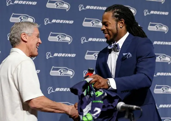 Seattle extiende contrato de Richard Sherman