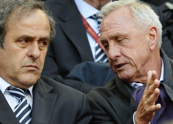 Presidente de la UEFA, Michael Platini (izq.), y Johan Cruyff, ex asesor de Chivas, presentes en el Ámsterdam Arena | EFE