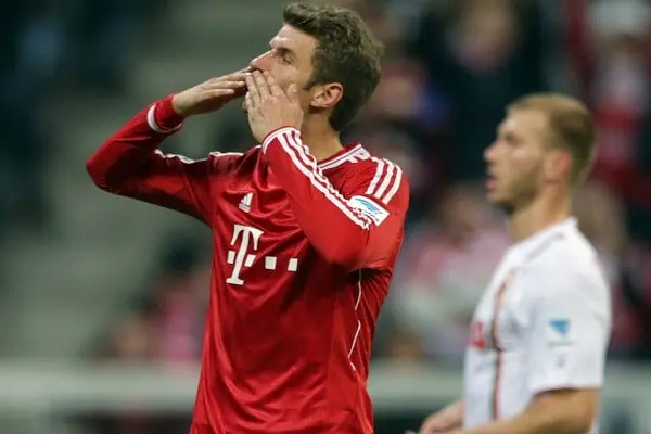 Thomas Müller celebra una anotación ante el Augsburgo | AP