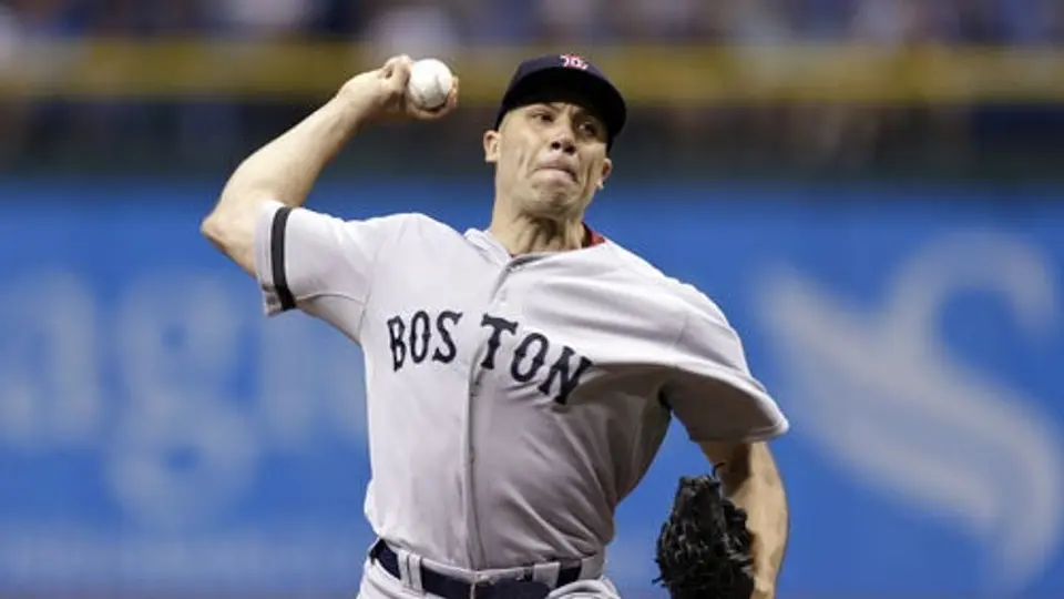 Aceves gana en su tercer juego de la temporada con Boston