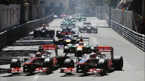 Checo genera molestia por conducción atrevida