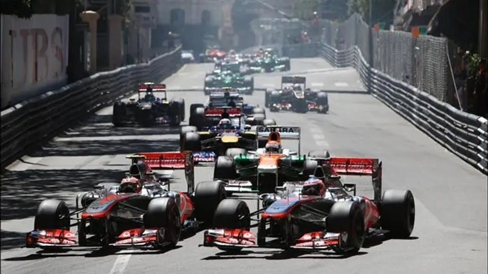 Checo genera molestia por conducción atrevida