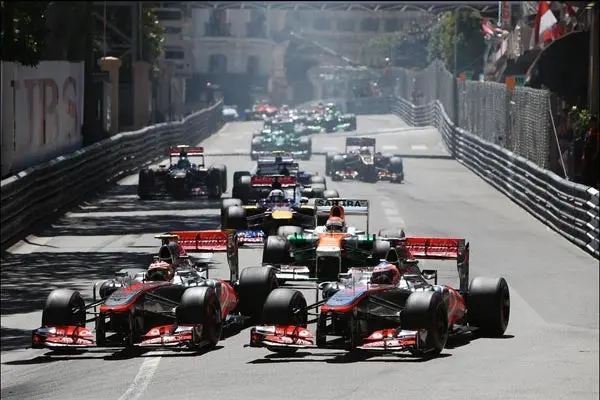 Checo genera molestia por conducción atrevida