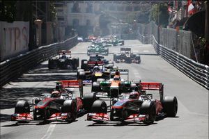 Checo genera molestia por conducción atrevida