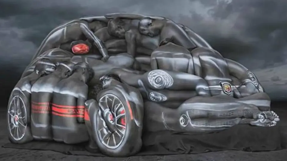 Construyen auto con mujeres desnudas