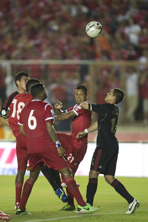 Chicharito intentó tener el control ante la marca de los 'canaleros' | MEXSPORT