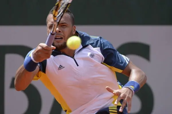 Tsonga avanza sin problemas en Roland Garros