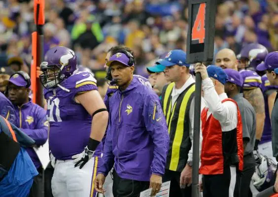 Frazier, despedido como entrenador de Vikingos