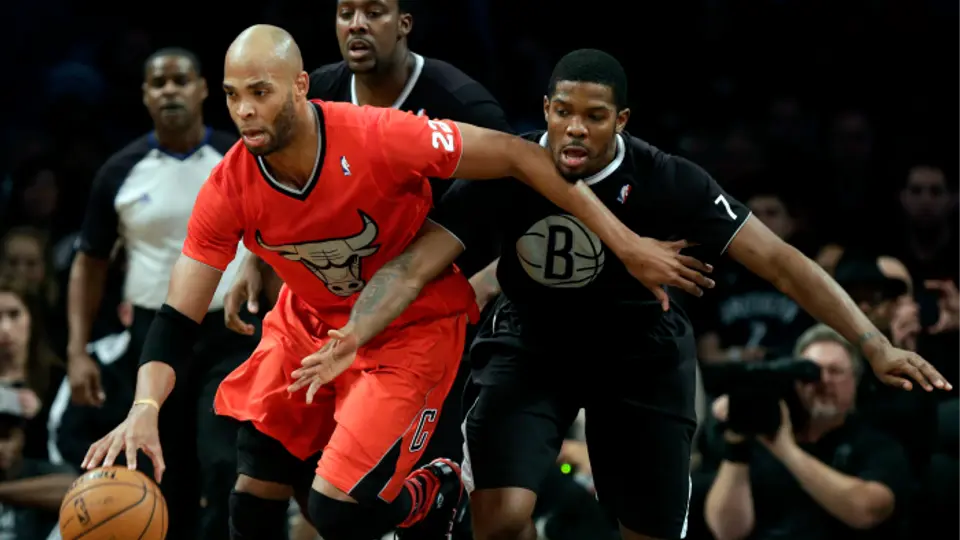 Gibson, Butler y los Bulls aplastan a Brooklyn