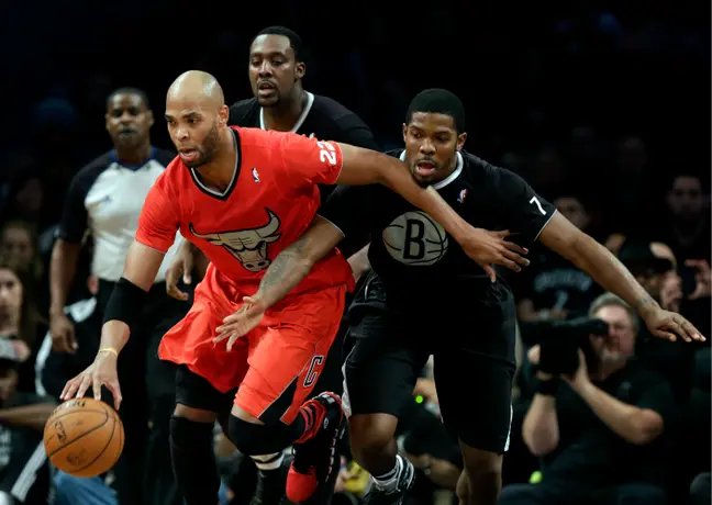 Gibson, Butler y los Bulls aplastan a Brooklyn