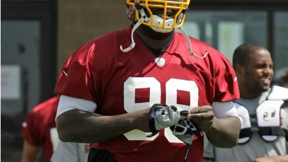 NFL suspende cuatro partidos a defensivo de los Pieles Rojas