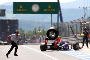 Multan a Red Bull por incidente en pits