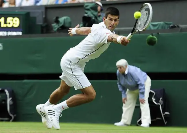 Djokovic sufre para clasificar en Wimbledon