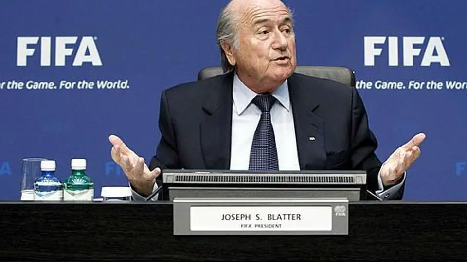 FIFA y UEFA respaldan sanción a dueño de Clippers