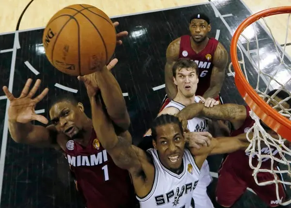 Kawhi Leonard y Chris Bosh disputan el balón | AP