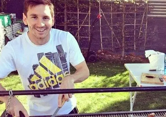 Leo Messi festeja triunfo con un asado