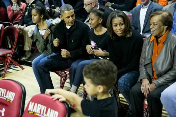 Los Obama 'encestan' en familia