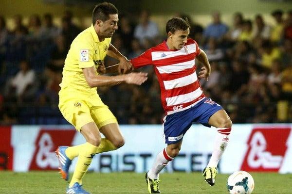 Diego Buonanotte, de Granada, defiende la esférica de Bruno Soriano | EFE