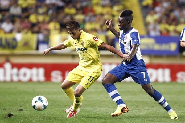 Hernán Pérez del Villarreal esconde el balón de Thievy | EFE