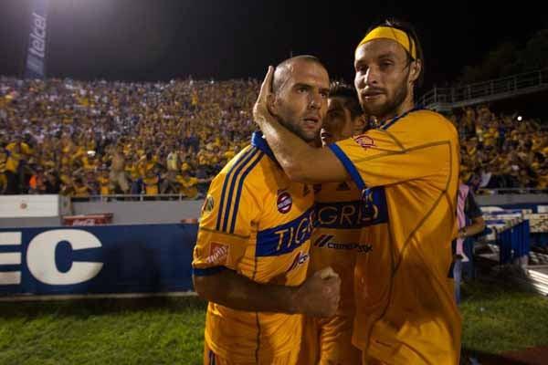 Villa festeja con Gerardo Lugo el segundo tanto felino | DANIEL GÁMEZ