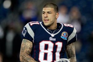 Demandan a Aarón Hernández por disparar a un hombre en el rostro