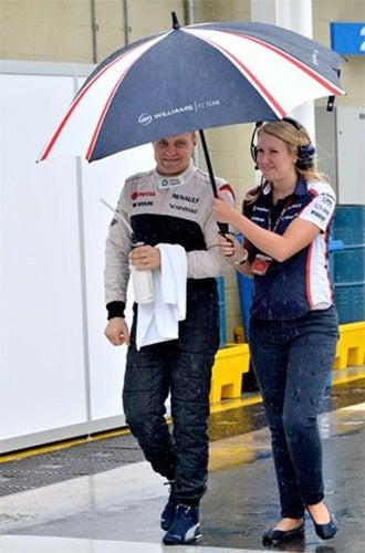 Bottas 'custodiado por la gente de prensa de Williams | ESPECIAL