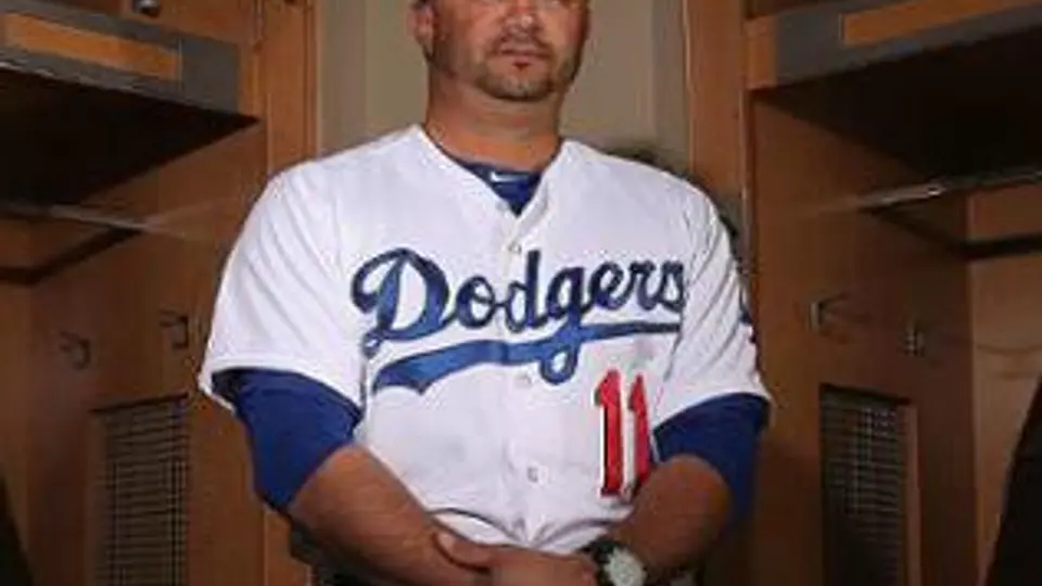 Bola perdida impacta a asistente de los Dodgers