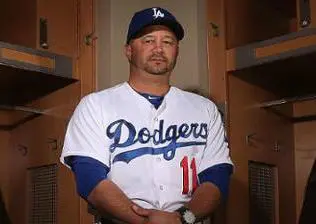 Bola perdida impacta a asistente de los Dodgers