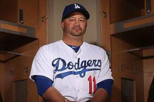 Bola perdida impacta a asistente de los Dodgers