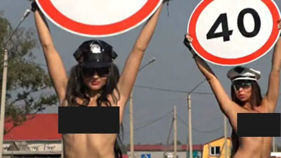 En Rusia usan a modelos topless para intentar reducir el exceso de velocidad