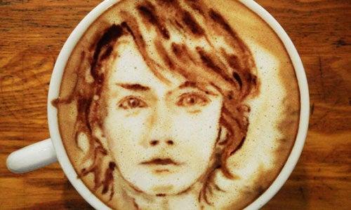 Sobre la espuma de un café latte, el artista es capaz de plasmar el rostro de personajeS de cómics | ESPECIAL