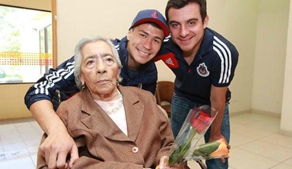 Jorge Enríquez (izq.) y Luis Pérez (der.) regalaron flores a las damas | ESPECIAL