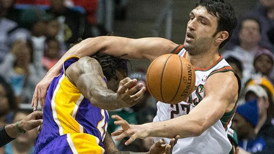 Bucks rompe cadena de derrotas contra Lakers