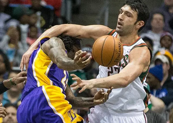 Bucks rompe cadena de derrotas contra Lakers