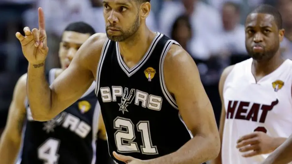 Spurs triunfa en Miami y aventaja en la Final