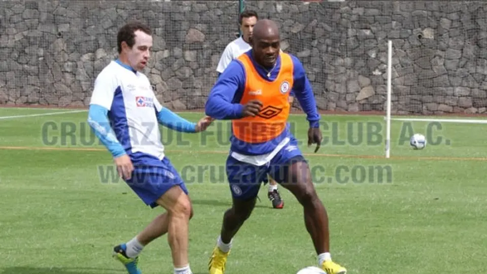 Emana ya entrenó con Cruz Azul