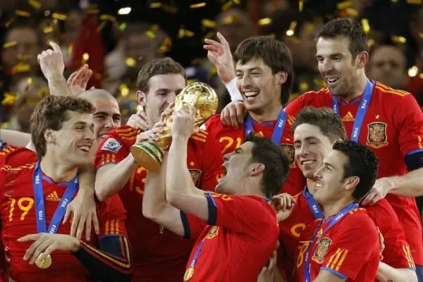 España, con el trofeo del Mundial de Sudáfrica 2010 | EFE