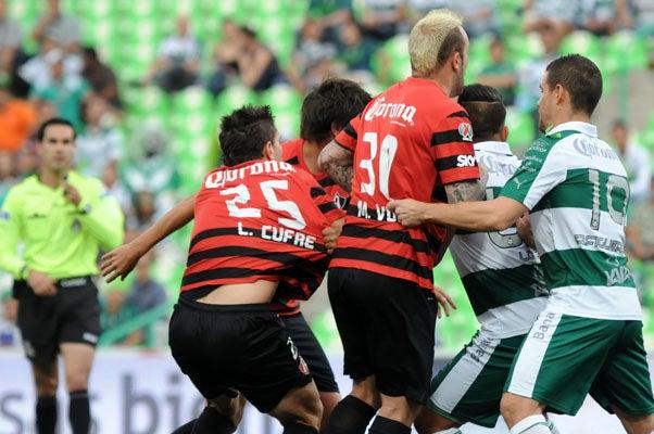 La lucha entre jugadores antes de un tiro de esquina | MEXSPORT