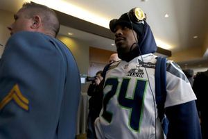 Lynch atiende a medios para evitar ser multado