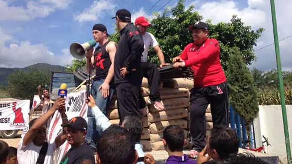 Canelo visita a los damnificados de Guerrero