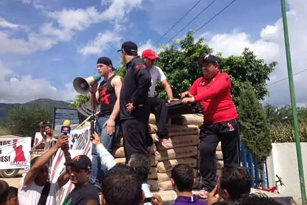 Canelo visita a los damnificados de Guerrero