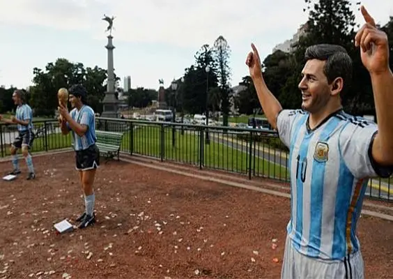 Messi estrena estatua junto a Maradona y Batistuta
