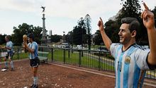 Messi estrena estatua junto a Maradona y Batistuta