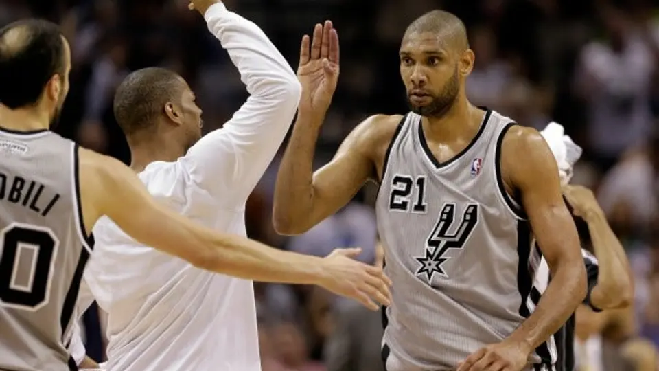 Spurs gana en tiempo extra a Grizzlies en segundo juego