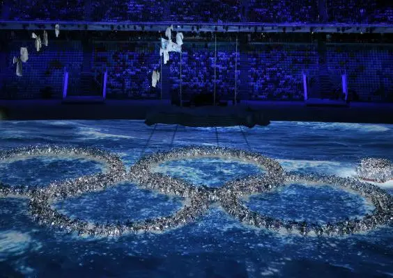 Rusos 'juegan' con su error inaugural en la Clausura de Sochi
